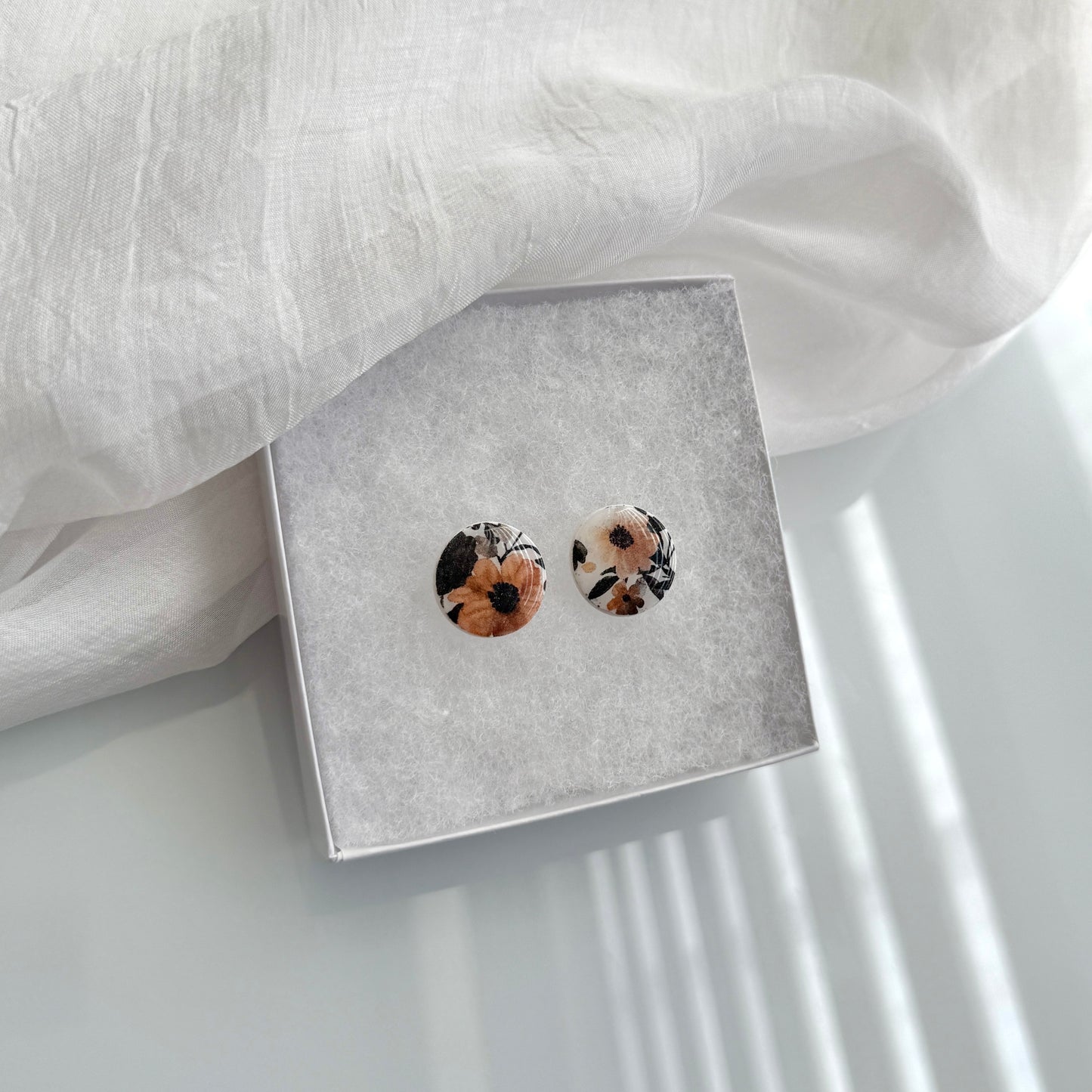Neutral print stud